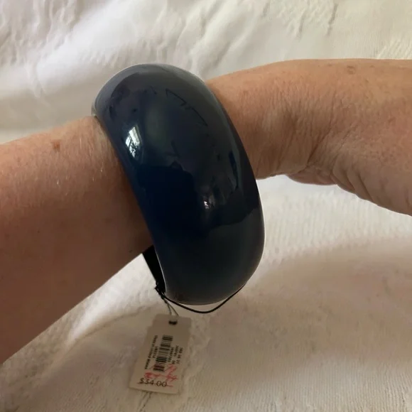 NWT: Talbots Navy Blue Large Acrylic Bangle Bracelet - Picture 2 of 2